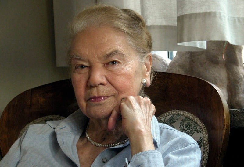 Julia Hartwig w swoim mieszkaniu, Warszawa, 3 grudnia 2006, fot. Włodzimierz Wasyluk